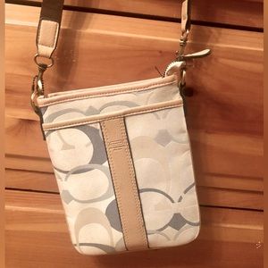 COACH Crossbody Handbag/Purse. Small. Super Cute! Perfect for Spring 🌸